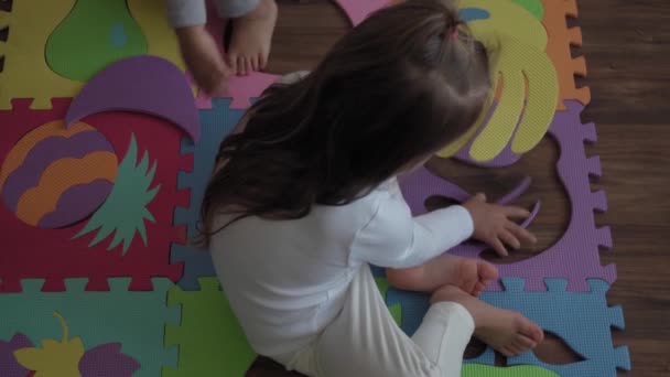 Kindheit Familie Isolationskonzept Ein Kleines Vorschulkind Sammelt Weiche Puzzles Aus — Stockvideo