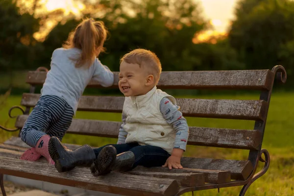 Maternidade Cuidados Bebês Verão Conceito Parentalidade Duas Crianças Pequenas Mesma — Fotografia de Stock