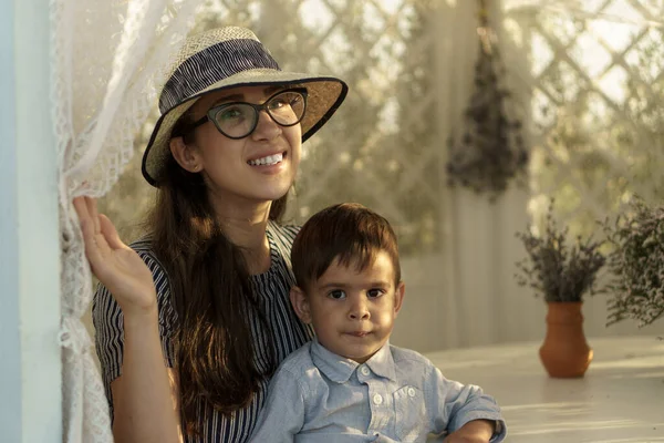 Giovane Bella Madre Sorridente Vestita Stile Provenzale Seduta Una Legnaia — Foto Stock