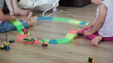 Çocukluk, oyunlar, küçük, gelişim konsepti - yeni doğmuş bebek ve kız kardeşle annenin çocuk oyun odasında sihirli yollarla oynaması. Anaokulu kardeşleri karantinada eğleniyor.