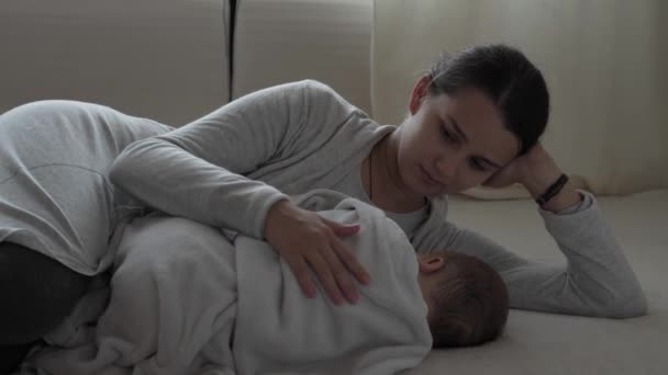 소아과 개월된 어머니가 침대에 자장가를 부르는 — 비디오