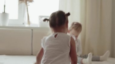 Aile, masumiyet, bebek kavramları iki gülümseyen çocuk kavga eder, oynaşırlar, yatakta dalga geçerler. Kardeşler küçük erkek ve kız kardeşler evde karantinada eğleniyor ve gülüyorlar..