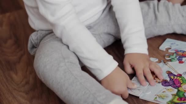 Familie, Säugling, Bildung, geistige Entwicklungskonzepte - Ein süßer kleiner 2-jähriger Junge rätselt auf einem weißen Bett in einem sonnigen Kinderzimmer in Quarantäne zu Hause. Kind beschäftigt sich mit selbstlernendem Innenraum — Stockvideo