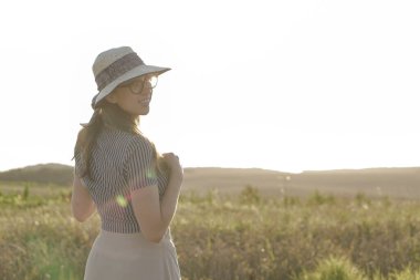 Kadınlık, kaynak stili, mutluluk, doğa, yaz, tatil - saman şapkalı mutlu genç kız Kafkas Slav görünüşü yaz günbatımında lavanta tarlasında gülümsüyor ve dinleniyor. Boşluğu kopyala