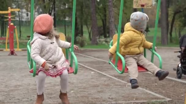 Infância Família Maternidade Conceito Inverno Dois Pré Escolares Crianças Menores — Vídeo de Stock