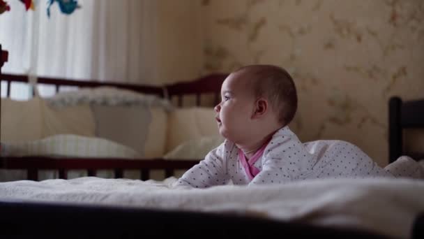 Säuglingsalter Kindheit Elternschaft Entwicklung Medizin Und Gesundheitskonzept Vorderansicht Pummeliges Neugeborenes — Stockvideo