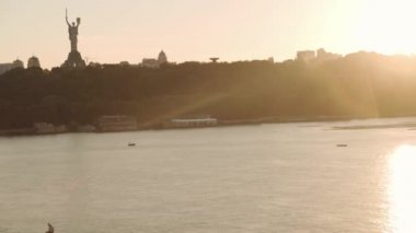 Transprint, rezervuarlar, seyahat, seyrüsefer konsepti - günbatımında Kiev 'de geniş nehir dinamiği üzerinde tekne gemileri, yatlar ve diğer turistik su gemileriyle birlikte yükseklik köprüsü havuzu üzerinden yapılan hava keşfi.