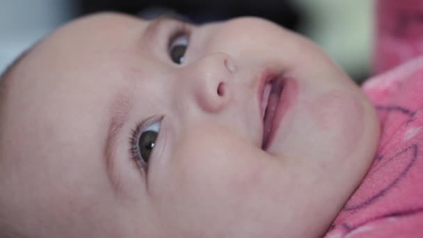 의학과 신생아가 분홍색 보육원에서 — 비디오