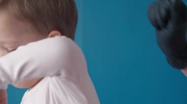 ilaç, cilt bakımı, tedavi, iltihap, konsept - anaokulu çocuğu kuru kaşıntılı yüzü doktor tarafından incelenen cilt kremi, merhem. Gıda alerjisi, ürtiker, glüten duyarlılığı