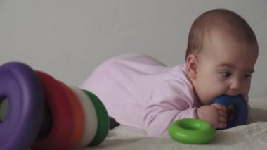 Bebek, çocukluk konsepti. Gülen mutlu tombul, kahverengi gözlü, yeni doğmuş çocuğun komik, tombul suratının yakın çekimi. Dişsiz, 7 aylık bebek buruşuklukları.