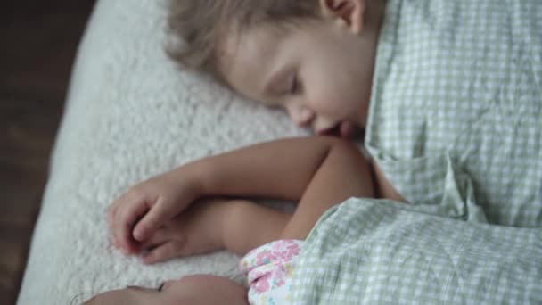 リラクゼーション、甘い夢、子供時代、家族の概念-タイトアップトップビュー2人の小さな就学前の幼児の赤ちゃん兄弟姉妹ランチタイムの保育園で毛布に覆われたベッドで寝る — ストック動画