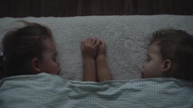 Rahatlama, Tatlı Rüyalar, Çocukluk, Aile Kavramları - İki küçük anaokulu çocuğu Kardeşler Öğle yemeğinde battaniyeye sarılı olarak Yatakta Uyurlar