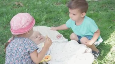 bebeklik, çocukluk, gelişme, yaz tatili konsepti - Sallanan sandalyede uzanan uyanık bebek portresi