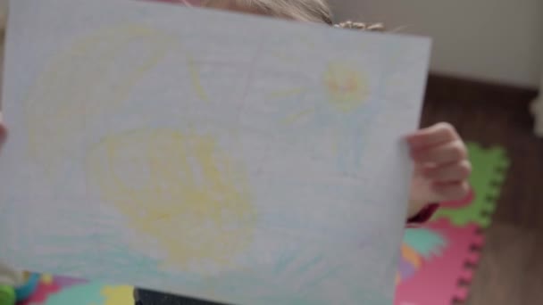 Art, éducation, enfance, concepts - Petits enfants d'âge préscolaire intelligents et heureux tout-petits dessinent avec des stylos à pointe de feutre et des crayons assis à table à l'intérieur. enfants souriants peint à l'intérieur — Video