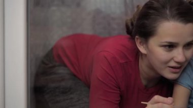 Çocukluk, annelik, yaratıcılık, doğa, sanat, bahar, yaz konsepti - 3-4 yaşlarında küçük kızı olan genç bir annenin pencere camına çizimi. kadın ve anaokulu kızı ağaç boyuyorlar..