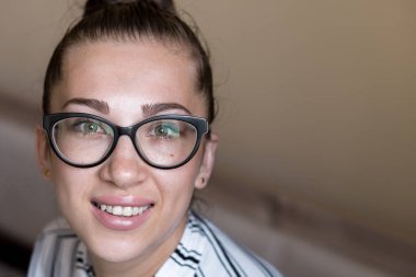 Mutluluk kavramı - güzel, başarılı, başarılı, güler yüzlü, zengin, başarılı, başarılı, yeşil gözlü, kadın Slav tarzı gözlüklü ev içinde yatakta oturan gözlük takıyor. Boşluğu kopyala