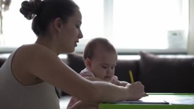 Çocukluk, Sanat, Eğitim, Yaratıcılık, Annelik kavramı - iki çocuklu otantik genç anne, yaratıcı çocuk 2-4 yaşlarında ve bebek resim çiziyor.