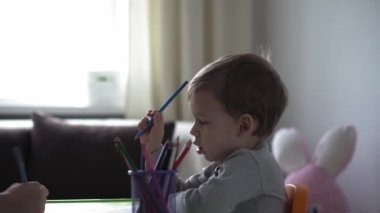 Çocukluk, Sanat, Eğitim, Yaratıcılık, Annelik kavramı - iki çocuklu otantik genç anne, yaratıcı çocuk 2-4 yaşlarında ve bebek resim çiziyor.