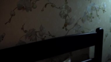 Rahatlama, Tatlı Rüyalar, Çocukluk, Aile Kavramları - 2-3 yaşındaki küçük anaokulu öğrencisi ıslak bebek, gece uykusu modunda battaniyeyle kaplı beyaz yatağa uzanıyor.