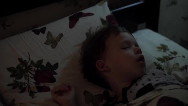Relaxare, vise dulci, copilărie, concepte de familie - Închidere strânsă Micuțul copil preșcolar mic de 2-3 ani se află pe pat alb acoperit în pătură în cameră întunecată în timpul modului de somn noaptea — Videoclip de stoc