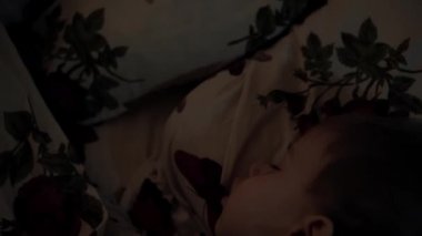 Rahatlama, Tatlı Rüyalar, Çocukluk, Aile Kavramı. Bu gece Kestirme 'ye yakın çekim. İki küçük anaokulu çocuğu, iki küçük kardeş yatakta.