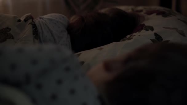 放松，甜蜜的梦，童年，家庭观念- -关闭Cutaway拍摄了两个学龄前幼儿的小弟弟和小妹妹晚上睡觉时躺在摇篮里的床上 — 图库视频影像