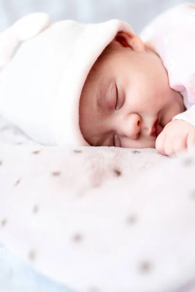 Niñez, cuidado, maternidad, conceptos de salud - Primer plano Poca paz calma bebé recién nacido niña en sombrero rosa duerme descansando tomar una profunda siesta acostado en la barriga en el nido de almohada manta caliente suave con los ojos cerrados —  Fotos de Stock