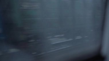 Ulaşım, yol, demiryolu, manzara, yakınlaşma, konsept - kış tipi sırasında karla kaplı doğa manzarası üzerine hızlı tren penceresinden manzara. Demiryolu vasıtasıyla kırsalda seyahat