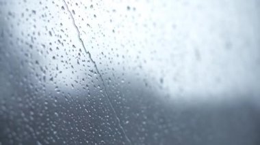 Ulaşım, yol, demiryolu, peyzaj, çiftleşme konsepti. Yüksek hızlı trenin camından aşağı damlayan yağmur damlalarını kapat. Demiryolu vasıtasıyla kırsal bölgede dolaşmak. akan su arkaplanı akarsuları