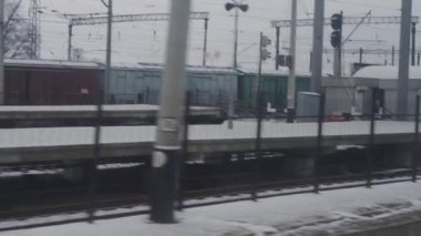 Ulaşım, yol, demiryolu, manzara, yakınlaşma, konsept - kış tipi sırasında karla kaplı doğa manzarası üzerine hızlı tren penceresinden manzara. Demiryolu vasıtasıyla kırsalda seyahat