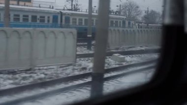Ulaşım, yol, demiryolu, manzara, yakınlaşma, konsept - kış tipi sırasında karla kaplı doğa manzarası üzerine hızlı tren penceresinden manzara. Demiryolu vasıtasıyla kırsalda seyahat