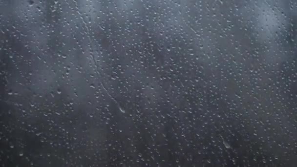 Transporte, carretera, ferrocarril, paisaje, concepto de comunicación: primer plano goteos de lluvia fluyen por el cristal de la ventana del tren de alta velocidad. viajar por el campo en tren. arroyos corrientes de fondo de agua — Vídeo de stock