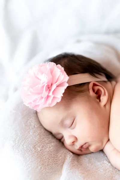 La infancia, el cuidado, la maternidad, la salud, la medicina, los conceptos de pediatría - Primer plano Poca paz calma bebé recién nacido desnudo niña en el sombrero rosa duerme descansando tomar una profunda siesta acostado en la barriga en la cama suave —  Fotos de Stock