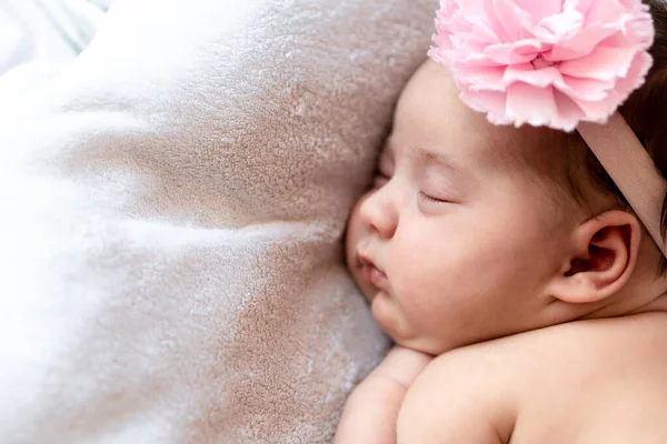 Jeugd, zorg, moederschap, gezondheid, geneeskunde, pediatrie concepten - Close up Weinig vrede rustig naakt pasgeboren baby meisje met roze hoed slaapt rust nemen diepe dutje liggend op buik op zacht bed — Stockfoto