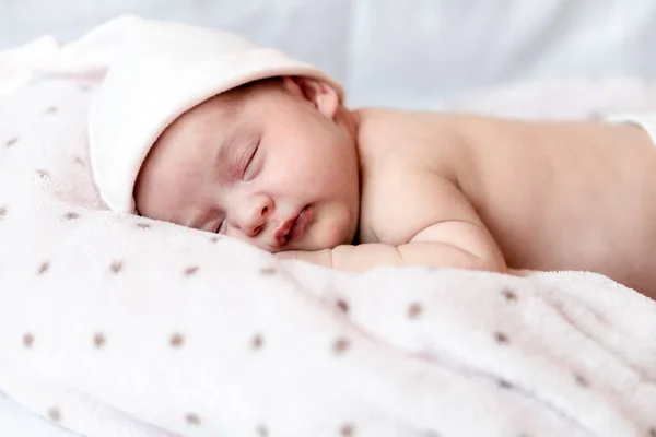 Infância, cuidados, maternidade, saúde, medicina, conceitos de pediatria - Fechar-se Um pouco de paz bebê recém-nascido menina nua e calma no chapéu rosa dorme descansar tirar o cochilo profundo deitado na barriga na cama macia. — Fotografia de Stock