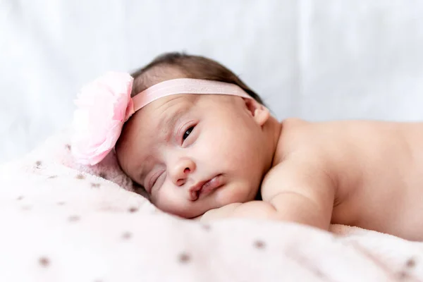 Enfance, soins, maternité, santé, médecine, pédiatrie concepts - Gros plan Petite paix calme nouveau-né nu bébé fille en chapeau rose dort au repos faire une sieste profonde posée sur le ventre sur un lit doux — Photo