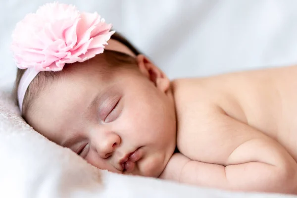 La infancia, el cuidado, la maternidad, la salud, la medicina, los conceptos de pediatría - Primer plano Poca paz calma bebé recién nacido desnudo niña en el sombrero rosa duerme descansando tomar una profunda siesta acostado en la barriga en la cama suave —  Fotos de Stock