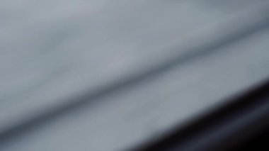 Ulaşım, yol, demiryolu, manzara, yakınlaşma, konsept - kış tipi sırasında karla kaplı doğa manzarası üzerine hızlı tren penceresinden manzara. Demiryolu vasıtasıyla kırsalda seyahat