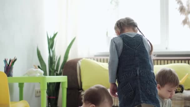 Jeugd, familie, moederschap, ouderschap concept - jonge gelukkige moeder besteedt tijd aan het spelen van magneten blokken bouwt kasteel met peuter kinderen. Joy Children veel plezier samen in de speelkamer verdieping op — Stockvideo