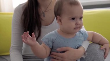 Yeni doğmuş beyaz bir annenin sabahları kucağında tuttuğu ve yeni doğan bebeği okşadığı otantik yakın plan çekimleri. bebek, annelik, annelik, ebeveynlik, çocukluk, yaşam, özgünlük kavramı