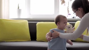 Yeni doğmuş beyaz bir annenin sabahları kucağında tuttuğu ve yeni doğan bebeği okşadığı otantik yakın plan çekimleri. bebek, annelik, annelik, ebeveynlik, çocukluk, yaşam, özgünlük kavramı