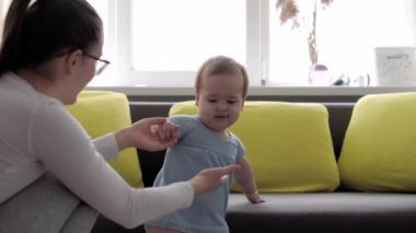 Yeni doğmuş beyaz bir annenin sabahları kucağında tuttuğu ve yeni doğan bebeği okşadığı otantik yakın plan çekimleri. bebek, annelik, annelik, ebeveynlik, çocukluk, yaşam, özgünlük kavramı