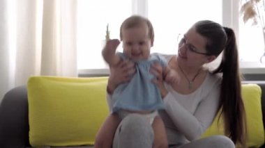 Yeni doğmuş beyaz bir annenin sabahları kucağında tuttuğu ve yeni doğan bebeği okşadığı otantik yakın plan çekimleri. bebek, annelik, annelik, ebeveynlik, çocukluk, yaşam, özgünlük kavramı