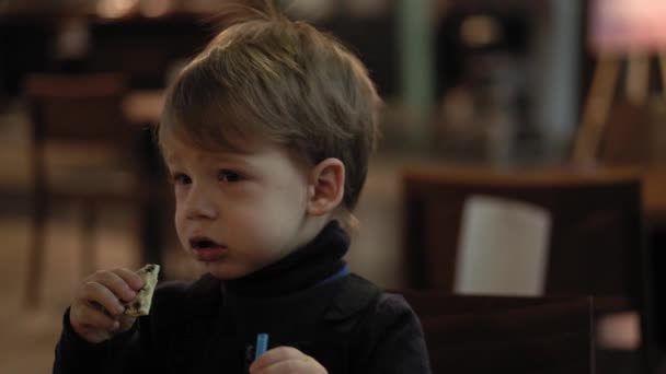 Close-up van authentieke twee minderjarige kleuters en zusjes kind jongen en meisje kinderen in een café drinken een drankje uit karton glas en stro. Jeugd, cafes en restaurants, spelletjes, winkelcentra concept. — Stockvideo