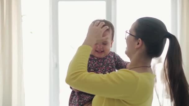 Slo-mo Authentic close up junge neokaukasische Mutter spielen mit Kleinkind Baby Baby Mädchen Spaß haben, Zeit zu Hause zu verbringen. junge Frau wirbelt mit kleinem Kind. Mutterschaft, Kindheit, Familie, Lebensstil-Konzept — Stockvideo