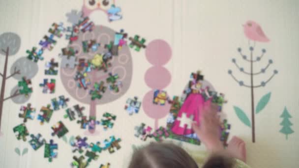 Autentický roztomilý šťastný dítě školka dívka klade puzzle horní pohled zblízka. malý kluk hrát sám vzdělávací hry pro motorické dovednosti v blízkosti žluté šedé pohovky. Dětství, rodina, koncepce izolace. — Stock video