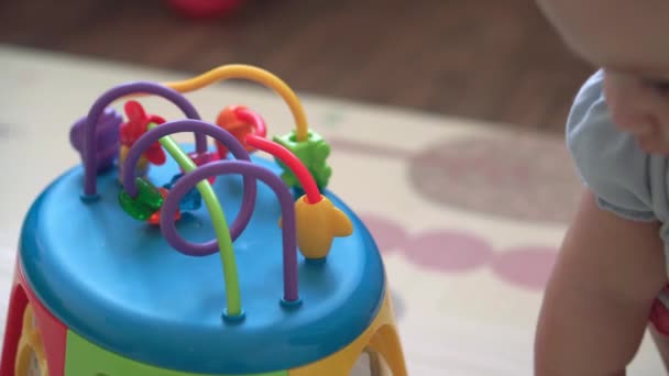 Authentique bébé mignon chubby enfant fille avec morve sous le nez faire puzzle jouet de couleur gros plan. petit enfant jouer seul jeux éducatifs pour la motricité dans la salle de jeux. Enfance, famille, concept d'isolation — Video