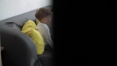 Kafkas ailesi küçük çocukları kız çocuk ve anne akıllı telefonlarıyla video konferansında evdeki oturma odasında mutluluk gülümsemesiyle sohbet ediyorlar. faaliyet teknolojisi yaşam tarzı cep telefonu kullanımı kavramı