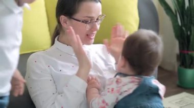 Otantik, genç, beyaz bir kadın çocuklarla ilgileniyor. Annem evde çocuklarla iyi vakit geçiriyor. Küçük anaokulu çocuğu ve annesi ile birlikte evde eğleniyorlar. Annelik, çocukluk kavramı.