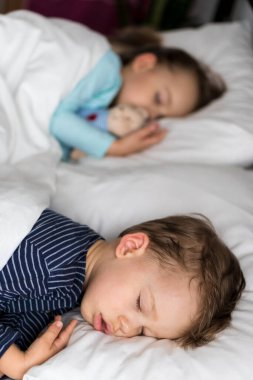 Otantik portre, beyaz yatakta oyuncak ayıyla uyuyan, beyaz, beyaz, beyaz, beyaz, beyaz, beyaz, beyaz, beyaz, beyaz, beyaz, beyaz, beyaz, beyaz, beyaz, beyaz, beyaz, beyaz, beyaz, beyaz, beyaz, beyaz, beyaz, beyaz, beyaz, beyaz bir bebek. Çocuk öğle yemeği vakti dinleniyor. bakım, ilaç ve sağlık, çocukluk, yaşam konsepti